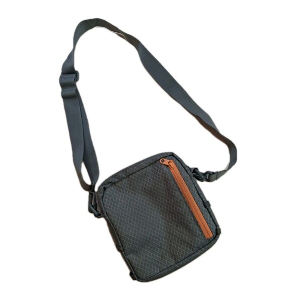 Under Armour Loudon Ripstop Crossbody Bag Pale Green Grey Small Shoulder Purse - Picture 2 of 8